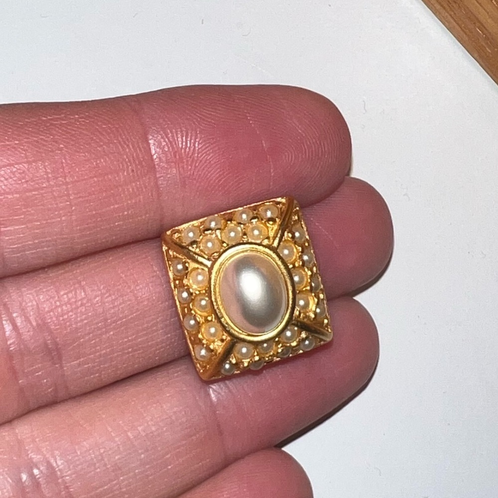 Vintage Ben-Amum gold and pearl earrings.